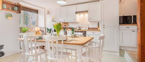 Four, chaise haute, batterie de cuisine, vaisselle et ustensiles