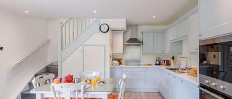 Oven, dishwasher, cookware/dishes/utensils