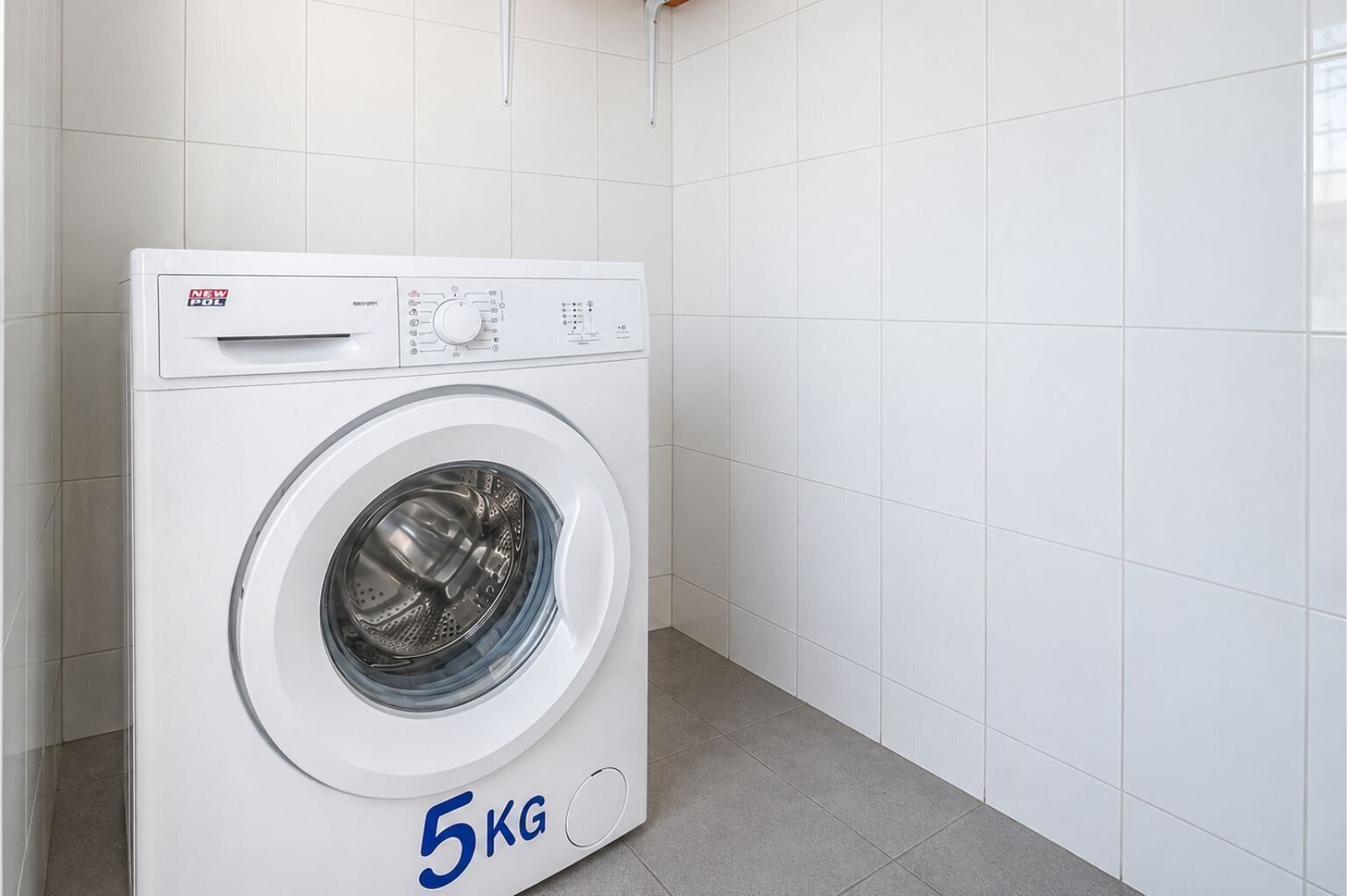 Lavadora de carga frontal con capacidad de 5 kg, exterior blanco y panel de control con diversas funciones.