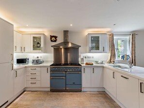 Oven, dishwasher, high chair, cookware/dishes/utensils - 3 Bed in Arthog (oc-77304) (Arthog)