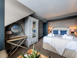 A hotel room with a bed, a wardrobe, a desk, a lamp, and a mirror. - 3 Bed in Stranraer (oc-77308) (Portpatrick)
