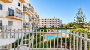 A hotel with multiple balconies, a swimming pool, and a well-maintained garden. - GuestReady - Tenesor Sun Beach Resort (Las Palmas de Gran Canaria)