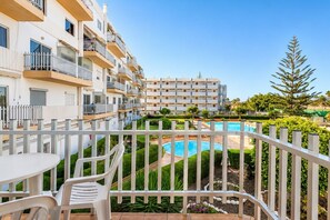 A hotel with multiple balconies, a swimming pool, and a well-maintained garden. - GuestReady - Tenesor Sun Beach Resort (Las Palmas de Gran Canaria)