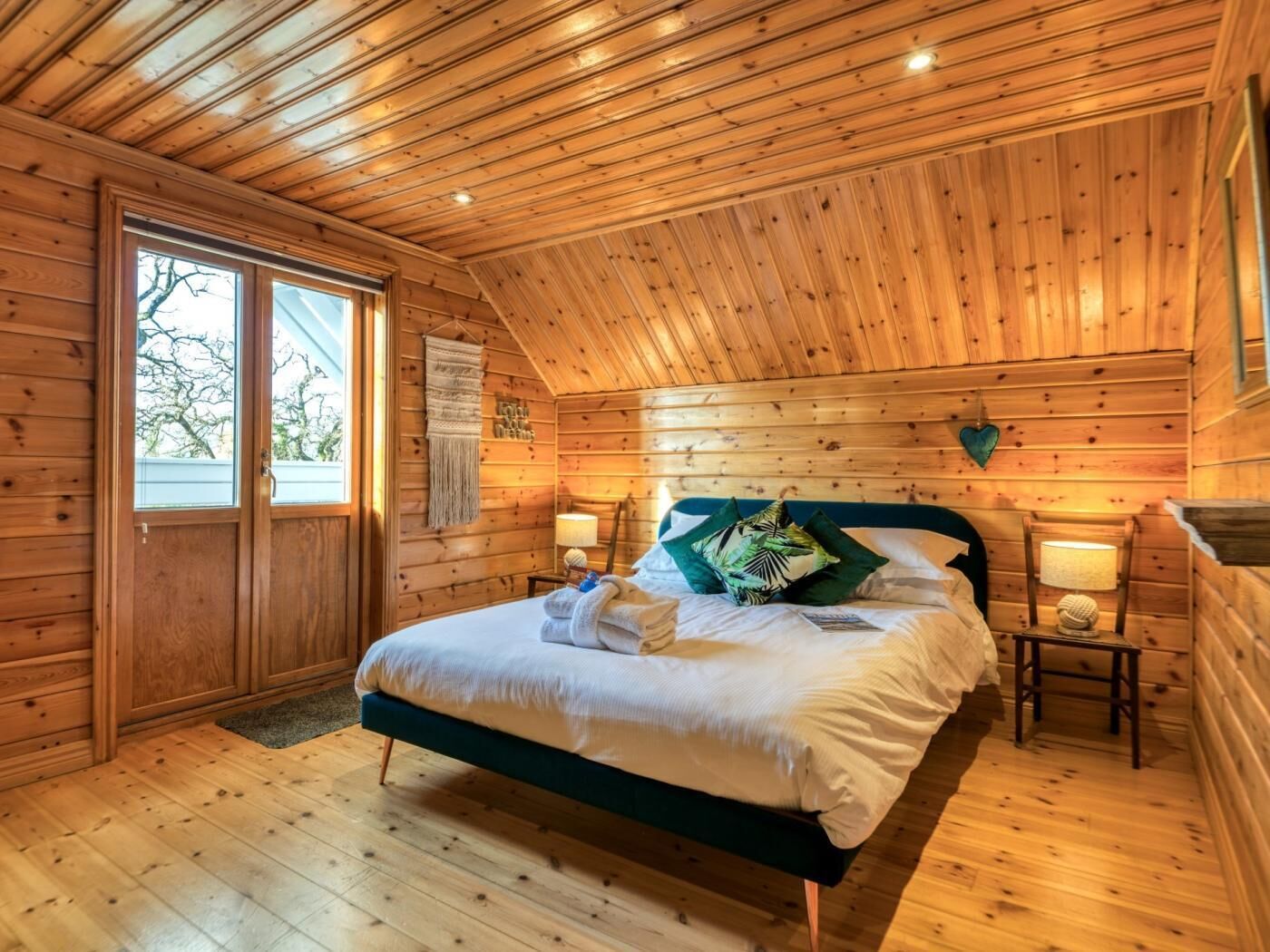 3 bedrooms, travel crib, WiFi (free), bed sheets