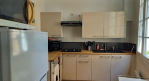Wasserkocher mit Kaffee-/Teezubehör, Kühlschrank, Mikrowelle, Ofen
