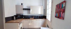 Wasserkocher mit Kaffee-/Teezubehör, Kühlschrank, Mikrowelle, Ofen