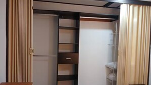 Een kamer met een schuifdeur, een inbouwkast en een klein tafeltje.