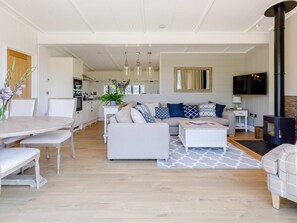Ein modernes Wohnzimmer mit einer Couch, einem Couchtisch und einem Essbereich.