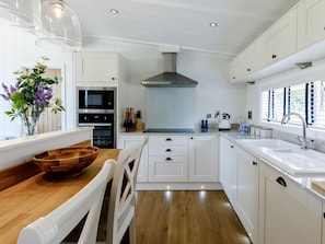 Oven, dishwasher, high chair, cookware/dishes/utensils - 2 Bed in Ludlow (oc-78025) (Richards Castle)