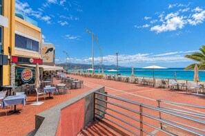 Ein Restaurant direkt am Strand mit Terrassensitzplätzen und einem Burger King Schild.