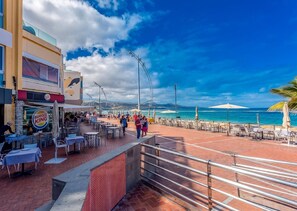 Ein Strandbereich mit Außenbereich, einem Burger King und Blick aufs Meer.