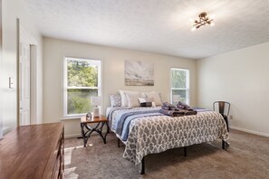 4 bedrooms, iron/ironing board, WiFi, bed sheets - 4 Bedrooms, 8 beds, 3 miles to the beach! (Hampton)