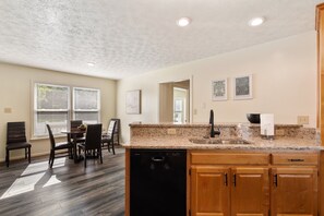 Private kitchen - 4 Bedrooms, 8 beds, 3 miles to the beach! (Hampton)