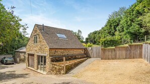 A stone building with a sloped roof and a small window. - 1 Bed in Matlock (oc-78225) (Paddocks)