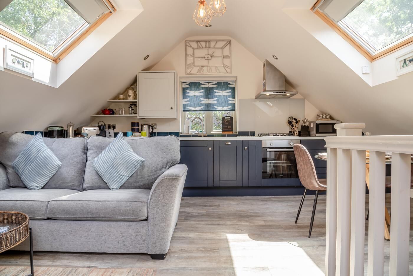 Un espace de vie de style loft comprenant un canapé, une table à manger et un coin cuisine.