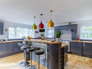 Oven, dishwasher, high chair, cookware/dishes/utensils - 5 Bed in Redruth (oc-65745) (Lanner)