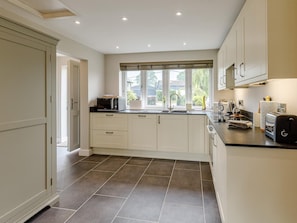 Oven, dishwasher, high chair, cookware/dishes/utensils - 1 Bed in Presteigne (oc-78351) (Kinsham)