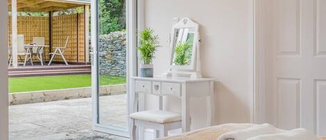 2 bedrooms, travel cot, free WiFi, bed sheets