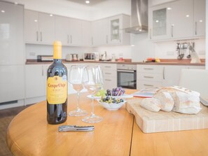 Oven, dishwasher, high chair, cookware/dishes/utensils - 2 Bed in Windermere (oc-78288) (Bowness on Windermere)