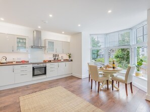 Oven, dishwasher, high chair, cookware/dishes/utensils - 2 Bed in Windermere (oc-78288) (Bowness on Windermere)