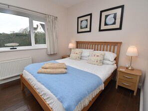 Travel cot, free WiFi, bed sheets - 2 Bed in Saundersfoot (oc-fb093) (Saundersfoot)