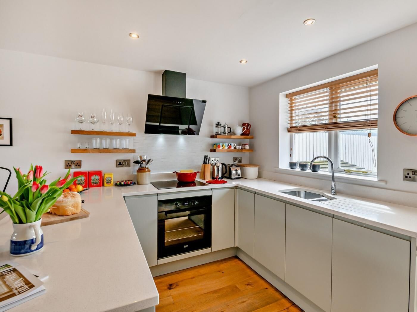 Oven, dishwasher, cookware/dishes/utensils