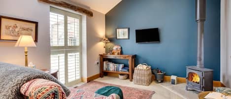 TV, fireplace