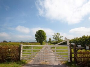 A rural landscape with a white gate, a clear sky, and a tree in the distance. - 4 Bed in Middlesbrough (oc-g0119) (Skutterskelfe)