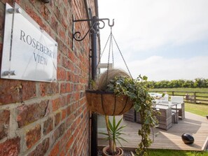 A brick wall with a hanging planter and a sign that reads 'ROSEBERG VIEW'. - 4 Bed in Middlesbrough (oc-g0119) (Skutterskelfe)