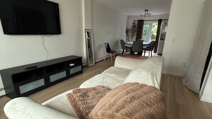 Living area - Adorable 2-bedroom condo near JFK Airport/LIRR/Mall/ free parking in Queens (Rosedale)