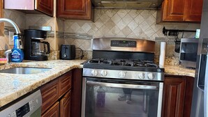 Private kitchen - Adorable 2-bedroom condo near JFK Airport/LIRR/Mall/ free parking in Queens (Rosedale)