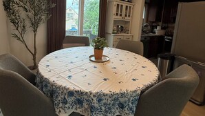 Dining - Adorable 2-bedroom condo near JFK Airport/LIRR/Mall/ free parking in Queens (Rosedale)