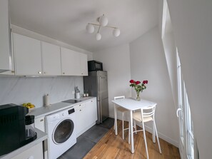 Wasserkocher mit Kaffee-/Teezubehör, Kühlschrank, Mikrowelle, Ofen