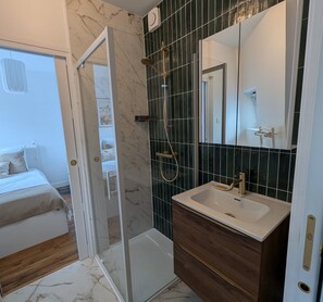 Dusche, Haartrockner, Handtücher