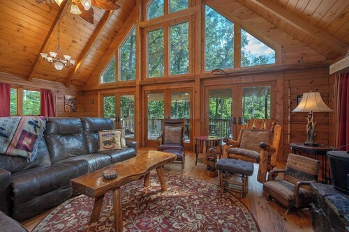 Stunning, huge 5 bdrm log home- Canoe/firepi!t/pet