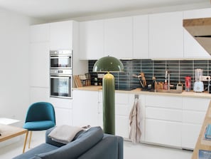 Wasserkocher mit Kaffee-/Teezubehör, Kühlschrank, Mikrowelle, Ofen