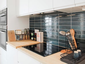 Wasserkocher mit Kaffee-/Teezubehör, Kühlschrank, Mikrowelle, Ofen