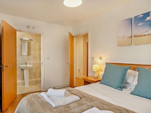 Travel cot, free WiFi, bed sheets - 2 Bed in Newquay (oc-73960) (Newquay)