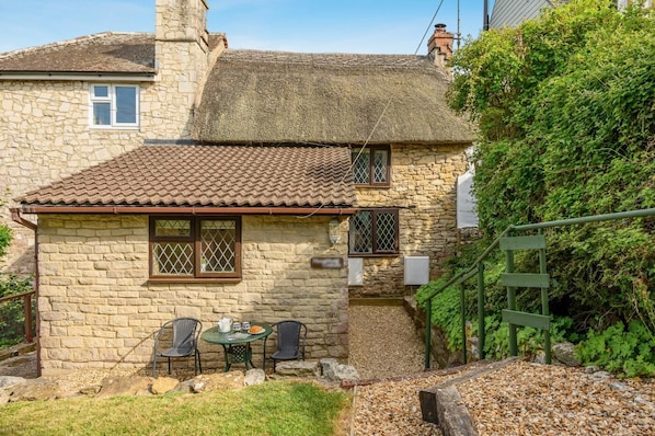 Outdoor dining - 1 Bed in Weymouth (oc-dc078) (Sutton Poyntz)