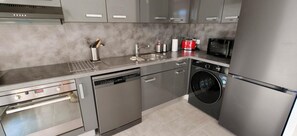 Coffee/tea maker, fridge, microwave, oven - Newly renovated apartment with pool and terrace (Fréjus)