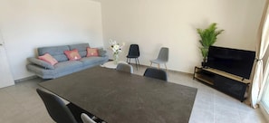 TV - Newly renovated apartment with pool and terrace (Fréjus)