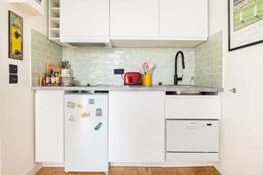 Wasserkocher mit Kaffee-/Teezubehör, Kühlschrank, Geschirrspüler