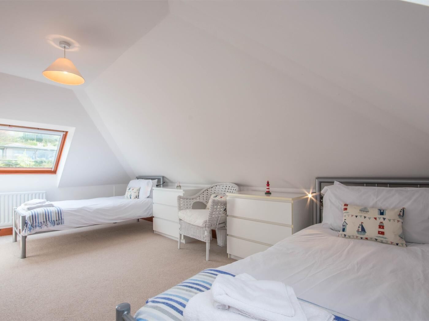 Ein Schlafzimmer mit einem Bett, einem Schreibtisch, einem Stuhl und einer Heizung.