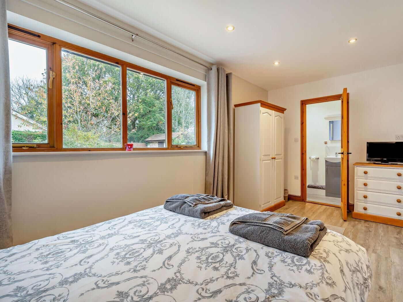3 bedrooms, travel cot, free WiFi, bed sheets