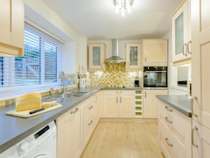 Oven, dishwasher, cookware/dishes/utensils - 2 Bed in Wareham (oc-dc028) (West Lulworth)