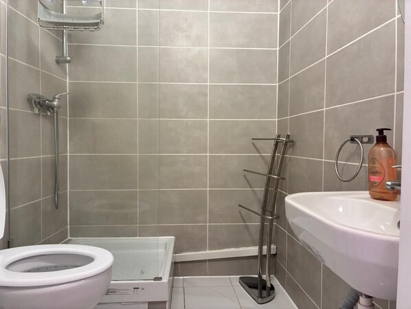 Douche, serviettes fournies