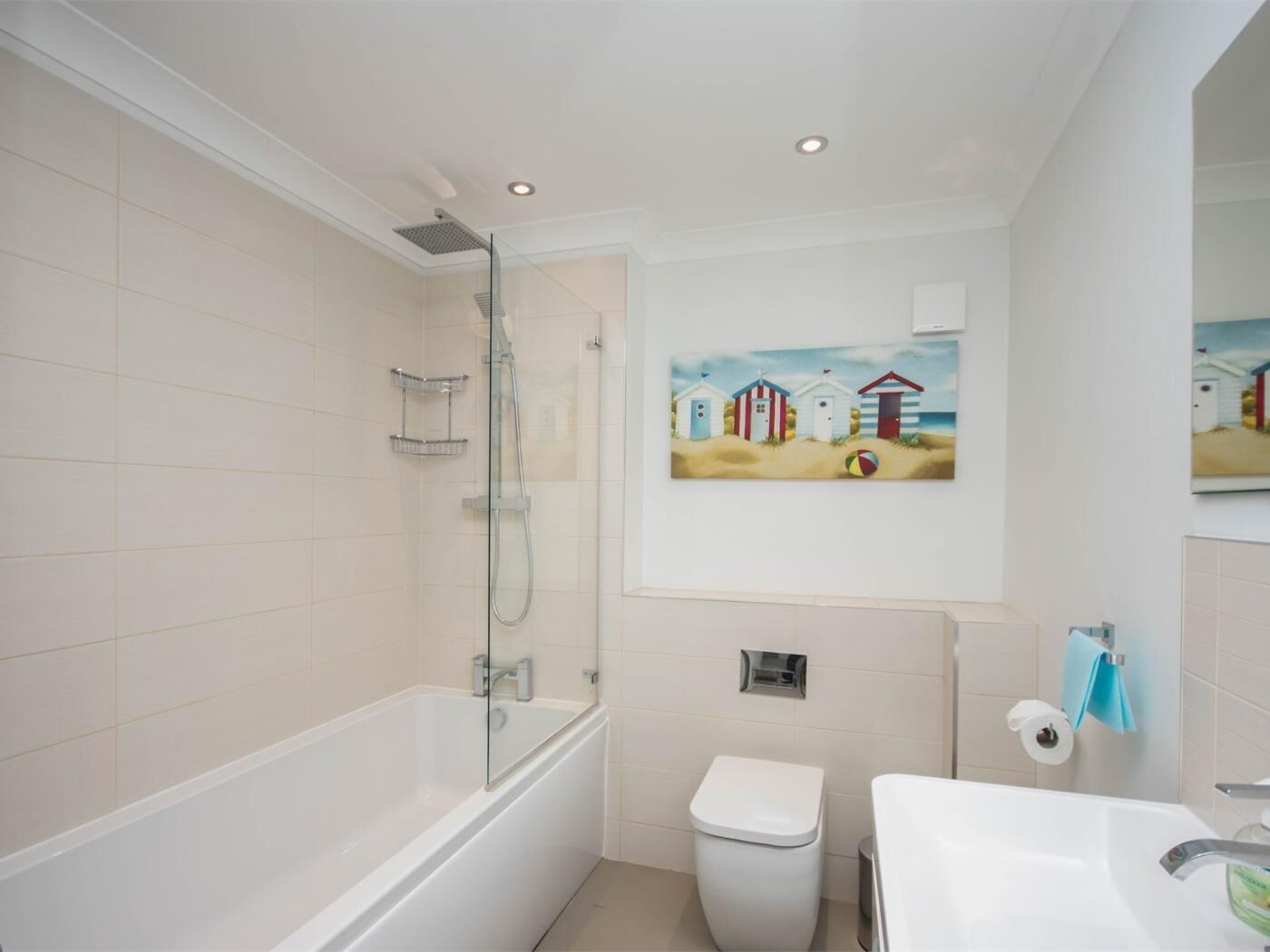 Een badkamer met bad, toilet en wastafel.