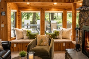 TV, fireplace - Black Butte Ranch Golf Home 289 (Black Butte Ranch)