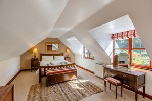 2 bedrooms, travel cot, free WiFi, bed sheets