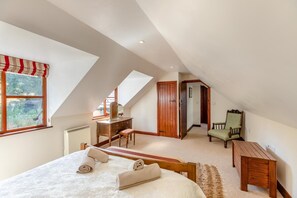 2 bedrooms, travel crib, WiFi (free), bed sheets